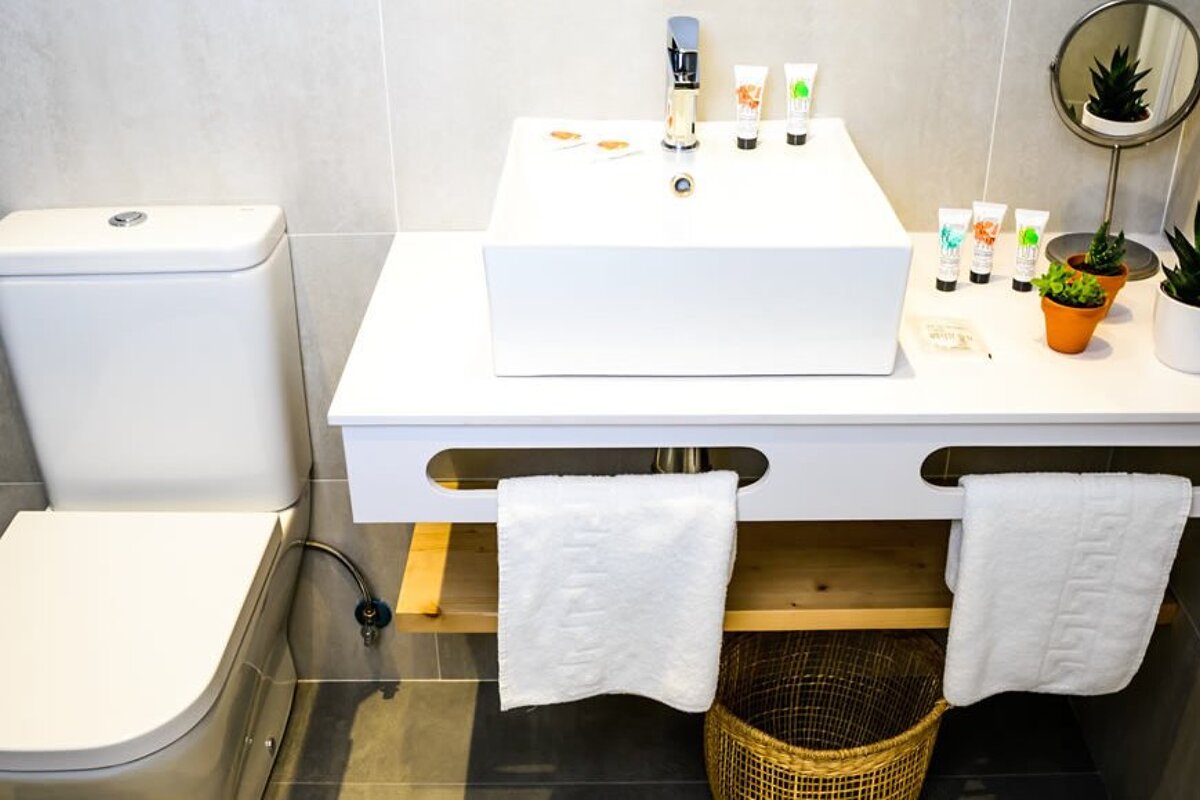 Marina Playa Apartment Residence, San Antonio bathroom