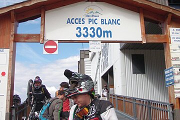 A sign that says acces pic blanc 3330m on it