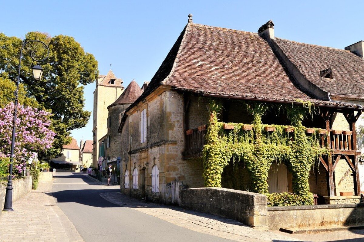 a pretty house & street in tremolat