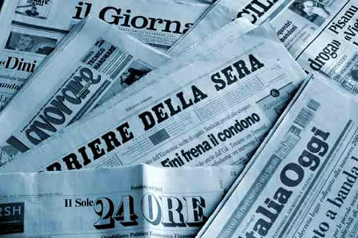 A pile of newspapers including il giornale and il sole 24 ore