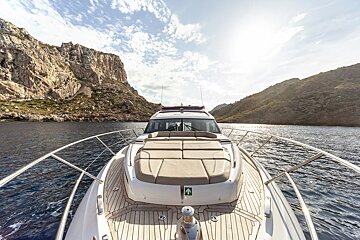 The front of a boat with a green arrow pointing to the right