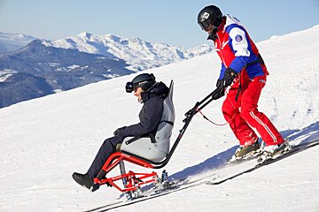 A person wearing a helmet with the letter s on it