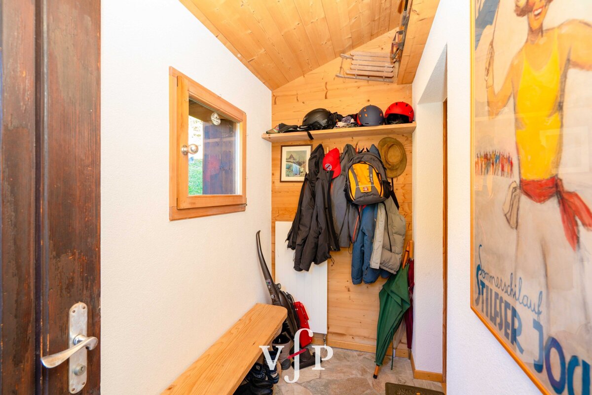 A hallway with a sign that says vip on it