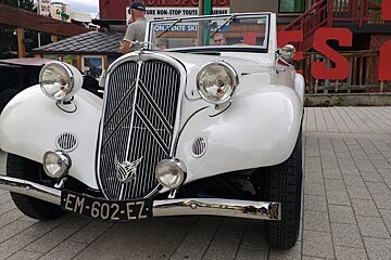 classic cars in 2 alpes Vintage Car Show 