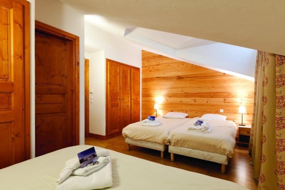 3 single beds in a room in a chalet