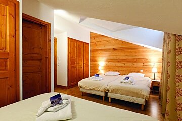 3 single beds in a room in a chalet