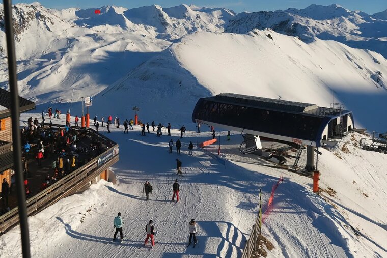 snow on pistes on webcam at Toviere, Tignes
