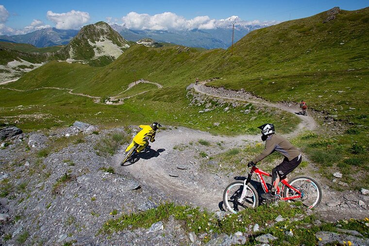 mountain bikers in La Plagne