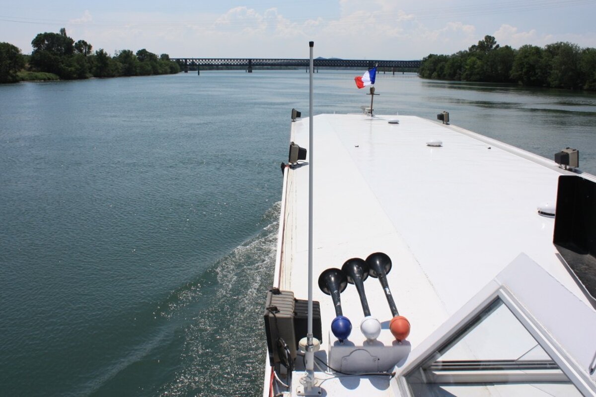 the front of a boat with three horns