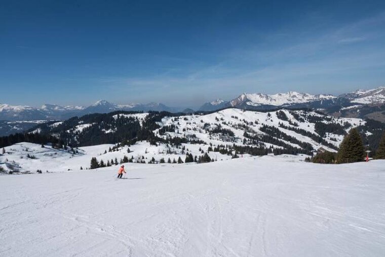 Cruising the blue runs in Morzine in 2019