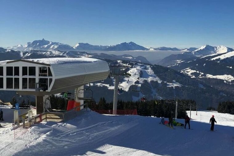 Cruising the blue runs in Morzine in 2019