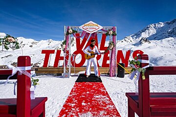 Valentine's Day wedding ceremony on the slopes in Val Thorens