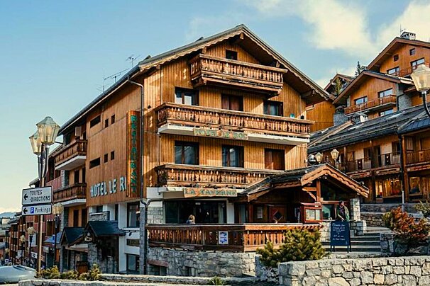 A building with the word hotel on it