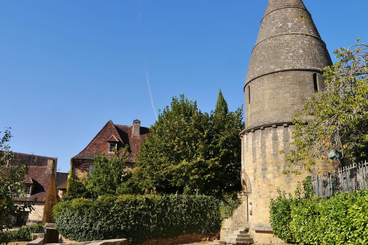 a stone tower in sarlat