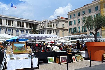 market stall selling paintings and pictures in Nice
