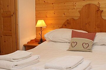 Glaciers 2 Duplex Apartment, Meribel double bedroom
