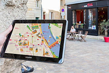 Wine crawl through the streets of Bordeaux