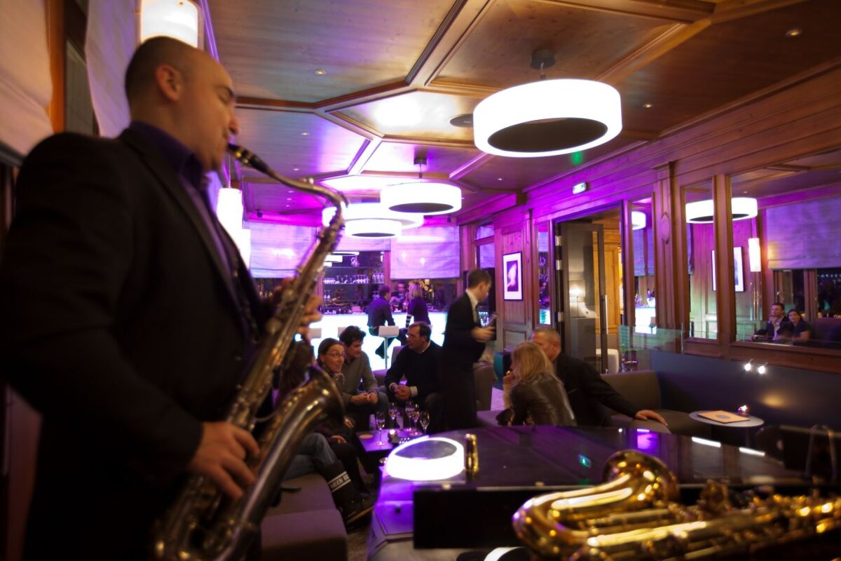 Live Music at Quartz Bar bar