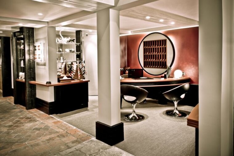 a picture of a salon and gift shop in a hotel