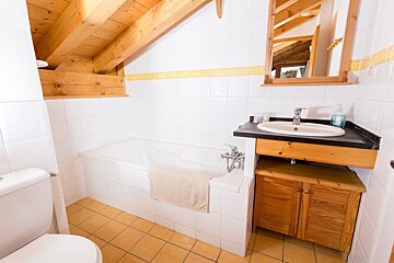 Matisse Bas Chalet, La Tania bathroom