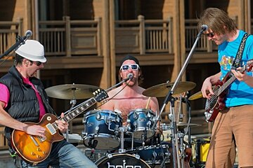 band playing apres ski