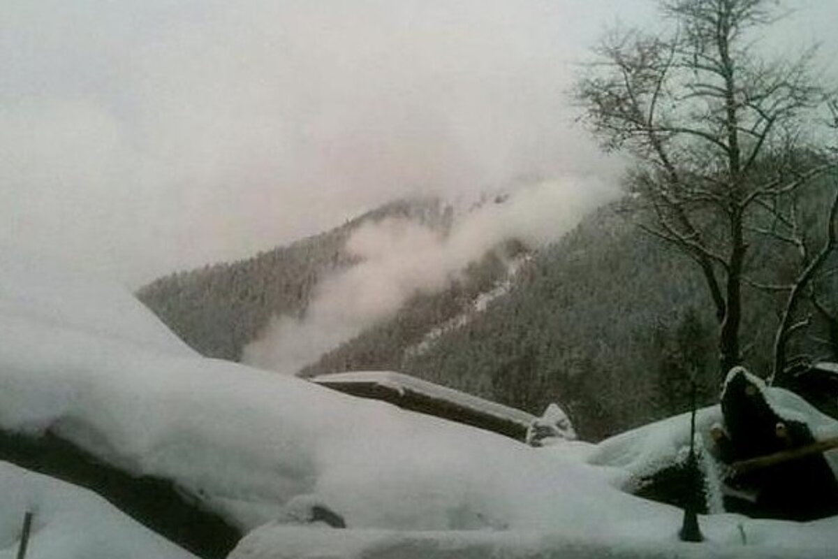 an image of an avalanche in chamonix