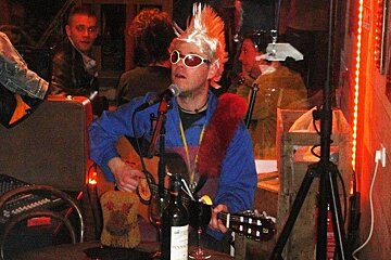 an image of a man playing guitar in barbylone in les gets