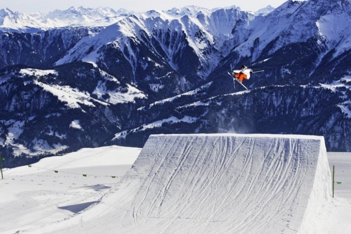 an image of a skier on a pipe