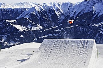 an image of a skier on a pipe