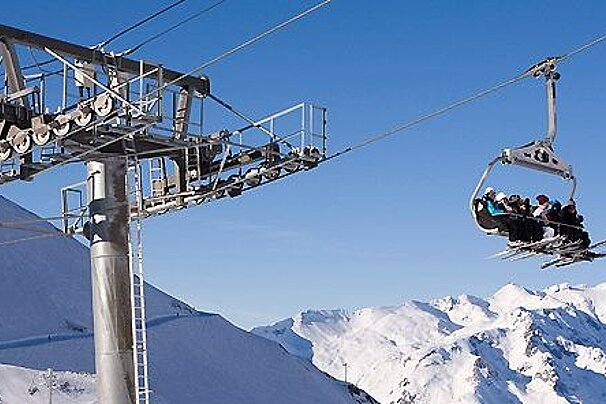 a chair lift in les deux alpes