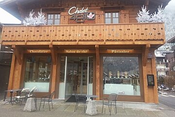the front of a tea room and cafe in chamonix