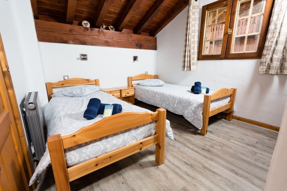 Chocolat Chalet, La Tania twin bedroom