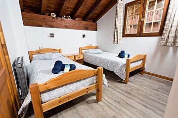 Chocolat Chalet, La Tania twin bedroom