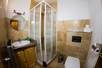 Chocolat Chalet, La Tania bathroom