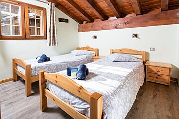 Chocolat Chalet, La Tania twin bedroom