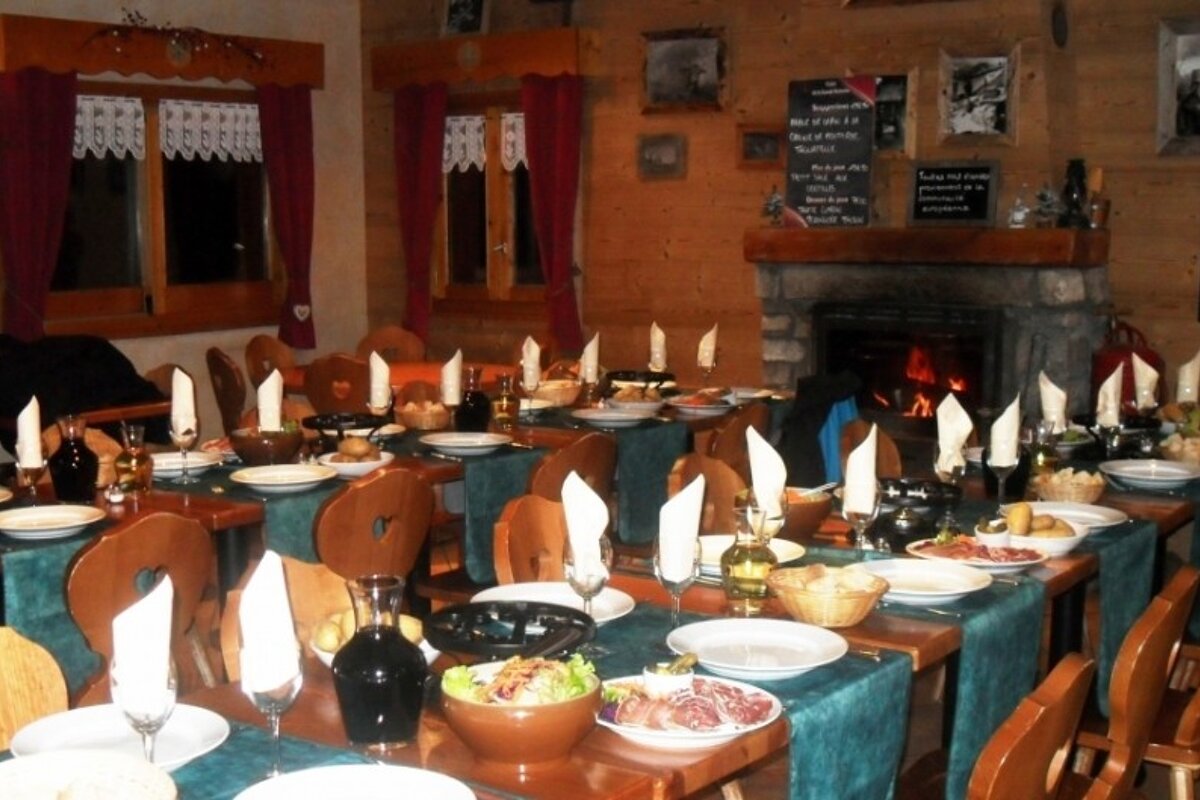 an image of an empty restaurant