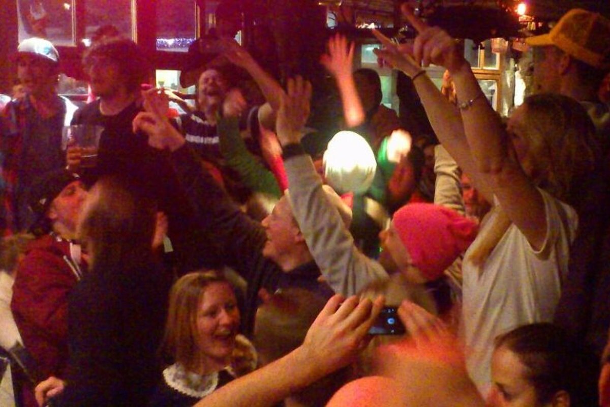 An image of a crowd dancing to a band playing at an apres ski bar in Chamonix Mont Blanc