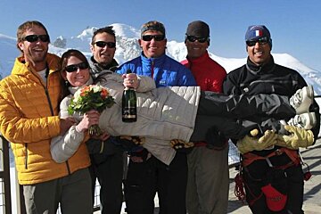 a picture of 5 men carrying a bride on top of the aiguille du midi