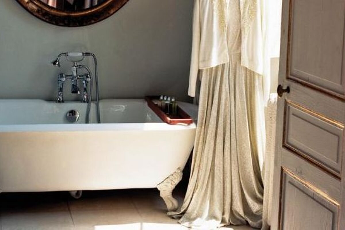 Free standing white bath 