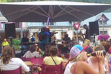 An image of musicians playing outside a bar in Chamonix Mont Blanc