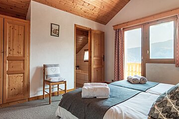 Covie Chalet, Meribel Les Allues twin bedroom