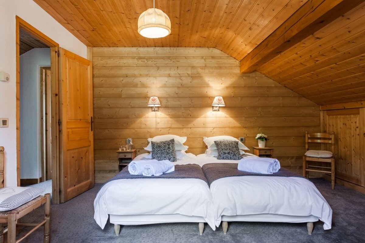 Covie Chalet, Meribel Les Allues twin bedroom
