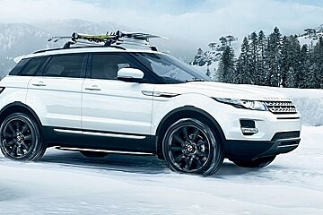 an image of a white range rover evoque car on snow