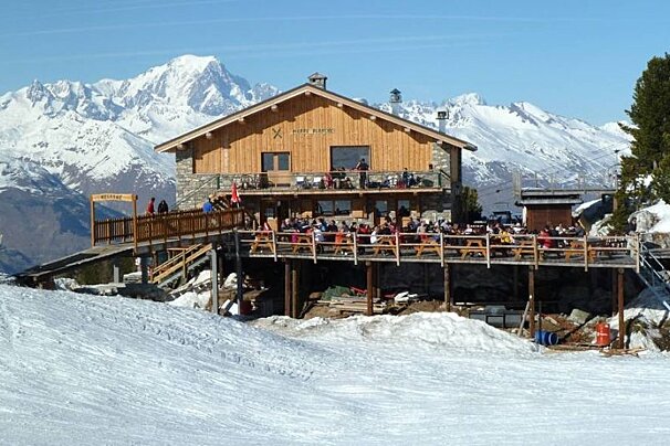 Les Pierres Blanches Restaurant exterior