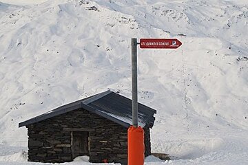 chalet and piste sign