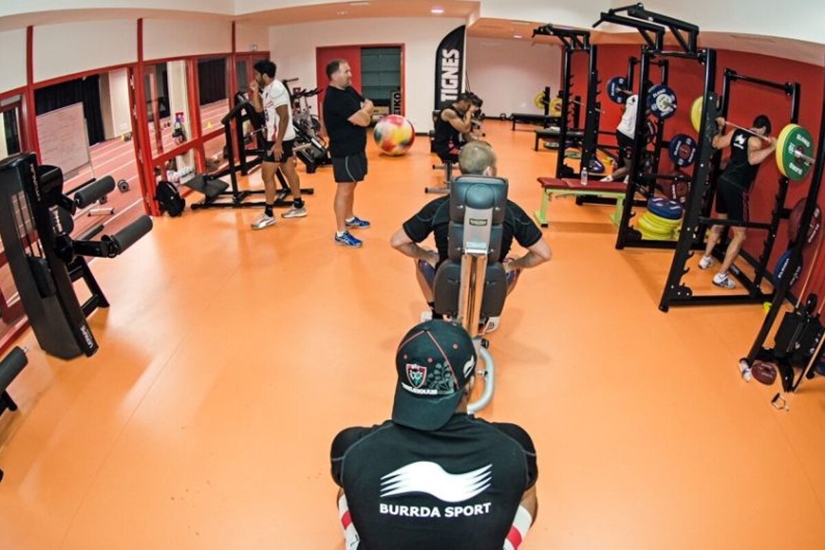 Gym full of weight machines Tignespace