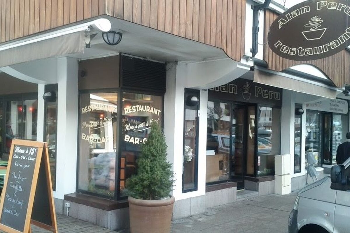 The outside of a restaurant called alan peru