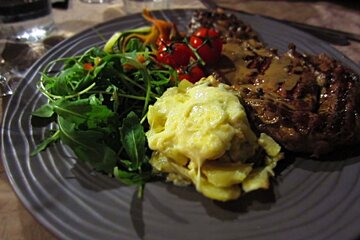 A plate of food with meat vegetables and mashed potatoes