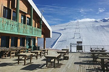 a mountain restuarnt in deux alpes with a large terrace