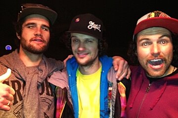 an image of a group of people in loop bar tignes